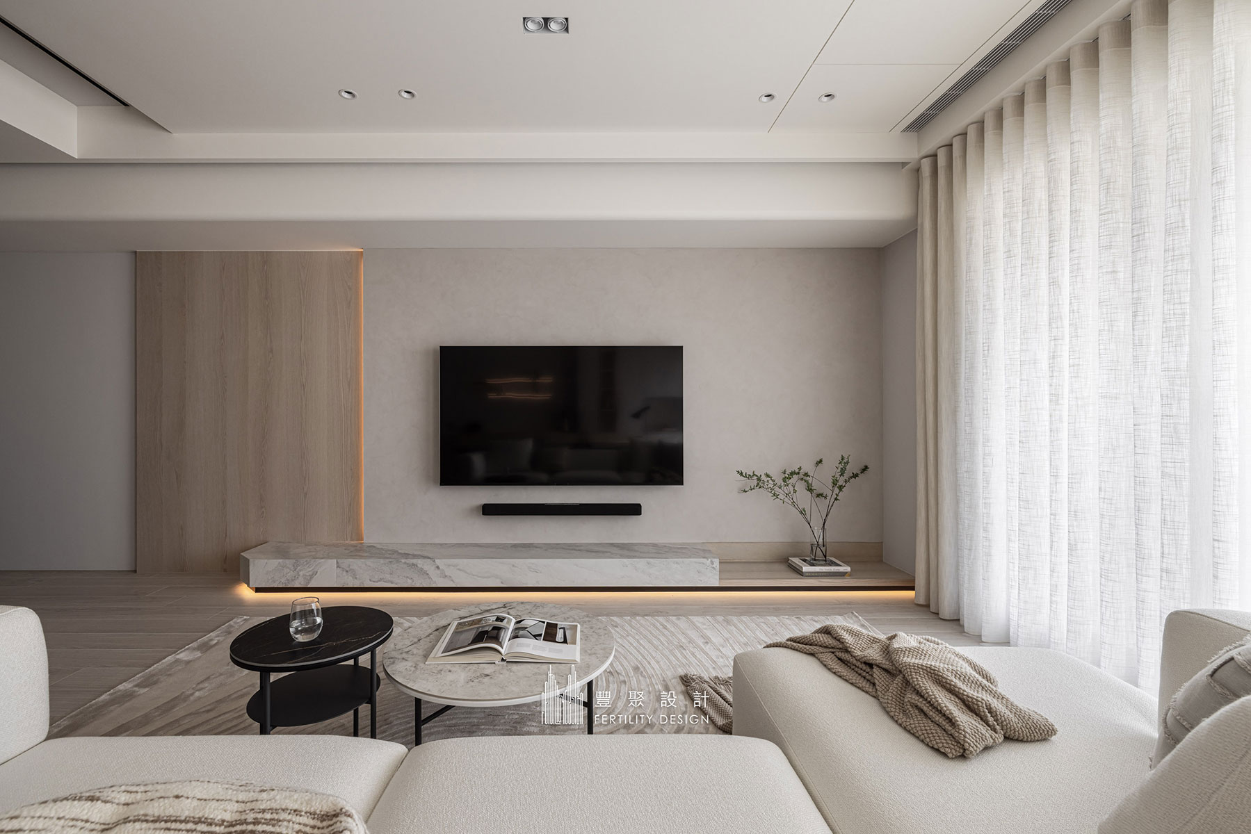 雙橡園2279 Maison Lumière 境白，義大利特殊漆電視牆結合懸浮大理石檯面與間接照明，呈現現代住宅的簡約質感。